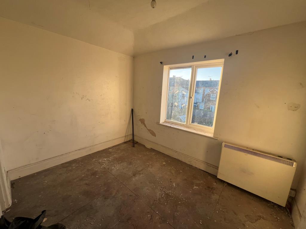Lot: 17 - FLAT FOR REFURBISHMENT - Internal picture showing bedroom area